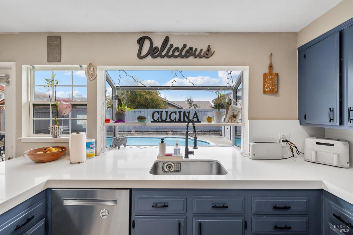 Detail Gallery Image 14 of 48 For 831 Wood Ln, Petaluma,  CA 94954 - 4 Beds | 3 Baths