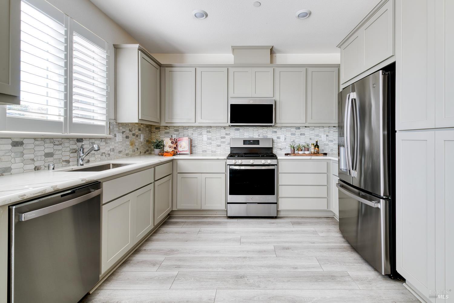 Detail Gallery Image 16 of 41 For 704 Granite Ln, Fairfield,  CA 94534 - 5 Beds | 3 Baths