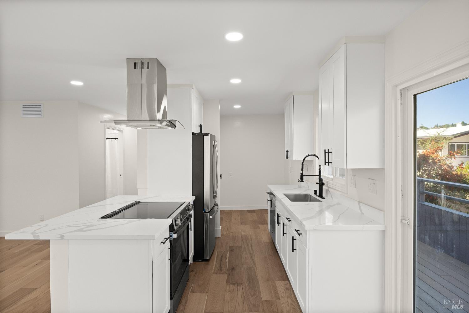 Detail Gallery Image 33 of 52 For 40 Leafwood Cir, San Rafael,  CA 94901 - – Beds | – Baths