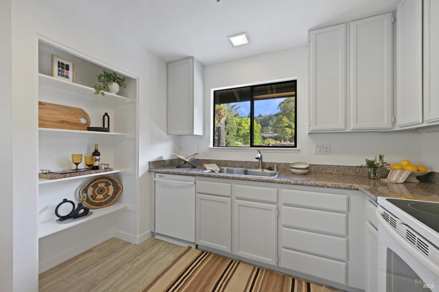 Detail Gallery Image 14 of 29 For 1 Aspen Ct, San Anselmo,  CA 94960 - 2 Beds | 1/1 Baths