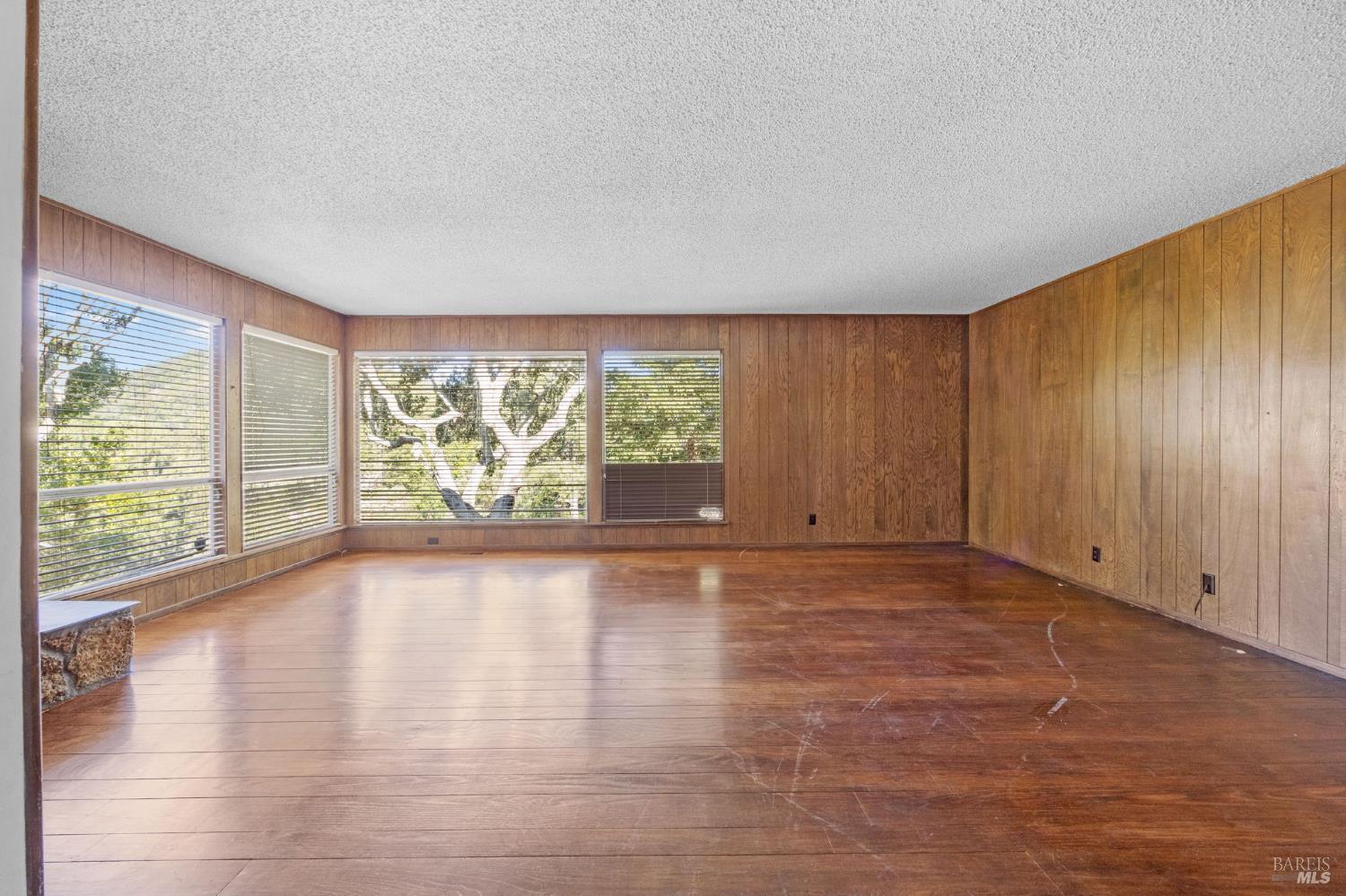 Detail Gallery Image 4 of 47 For 129 Piedmont Ct, Larkspur,  CA 94939 - 3 Beds | 2 Baths