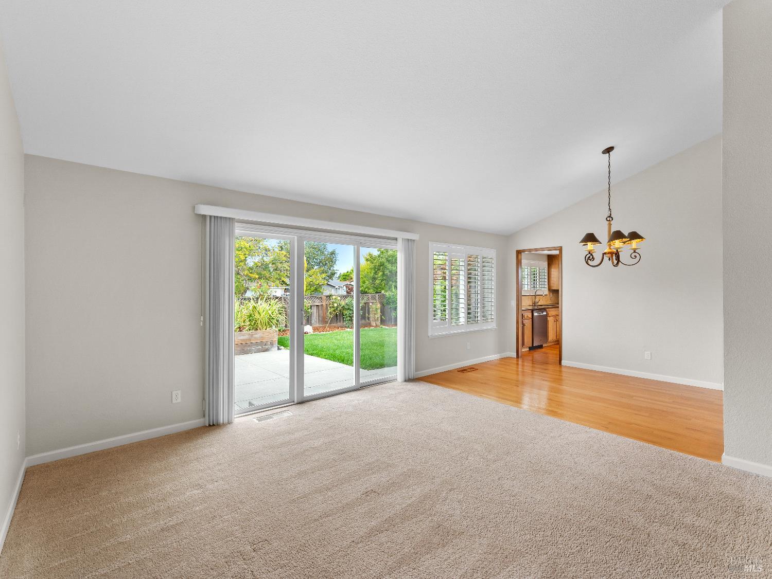 Detail Gallery Image 6 of 43 For 2913 Carissa Ct, Santa Rosa,  CA 95405 - 3 Beds | 2/1 Baths