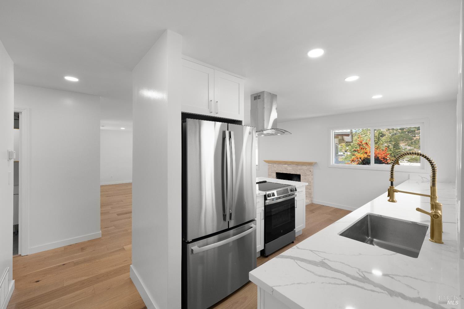 Detail Gallery Image 3 of 52 For 40 Leafwood Cir, San Rafael,  CA 94901 - – Beds | – Baths