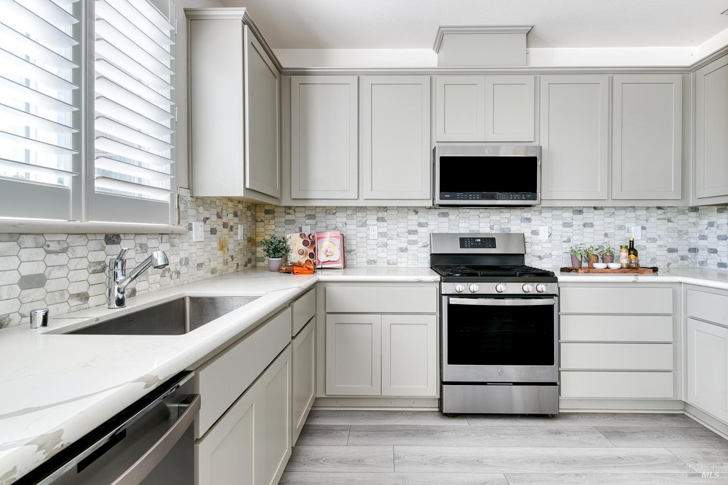 Detail Gallery Image 17 of 41 For 704 Granite Ln, Fairfield,  CA 94534 - 5 Beds | 3 Baths