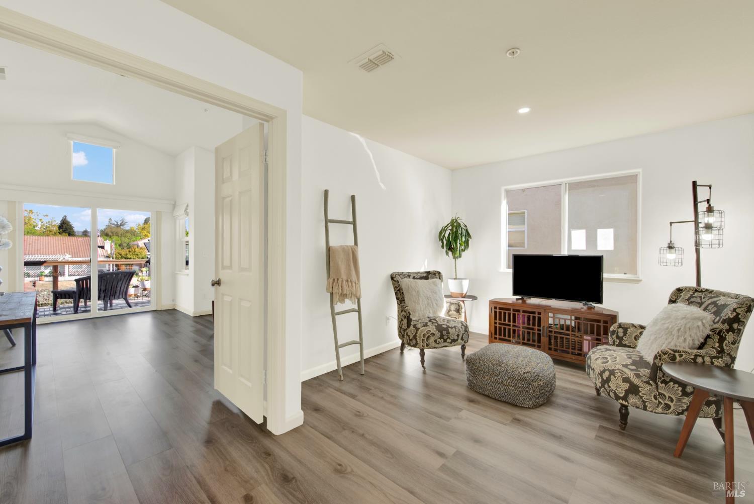 Detail Gallery Image 6 of 43 For 58 Sea Breeze Ct, Napa,  CA 94559 - 4 Beds | 2/1 Baths