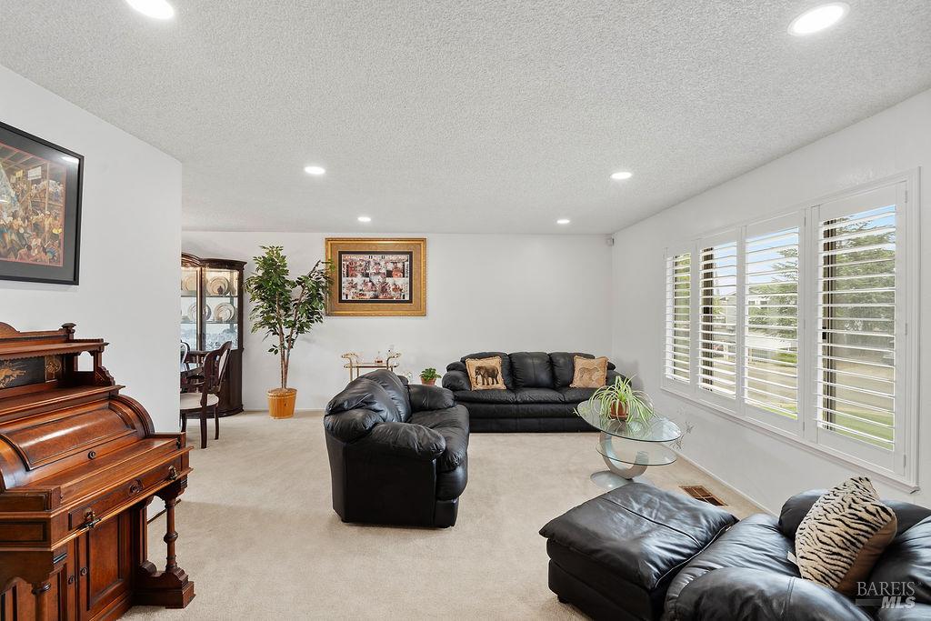Detail Gallery Image 5 of 49 For 1305 Corcoran Ave, Vallejo,  CA 94589 - 4 Beds | 2/1 Baths