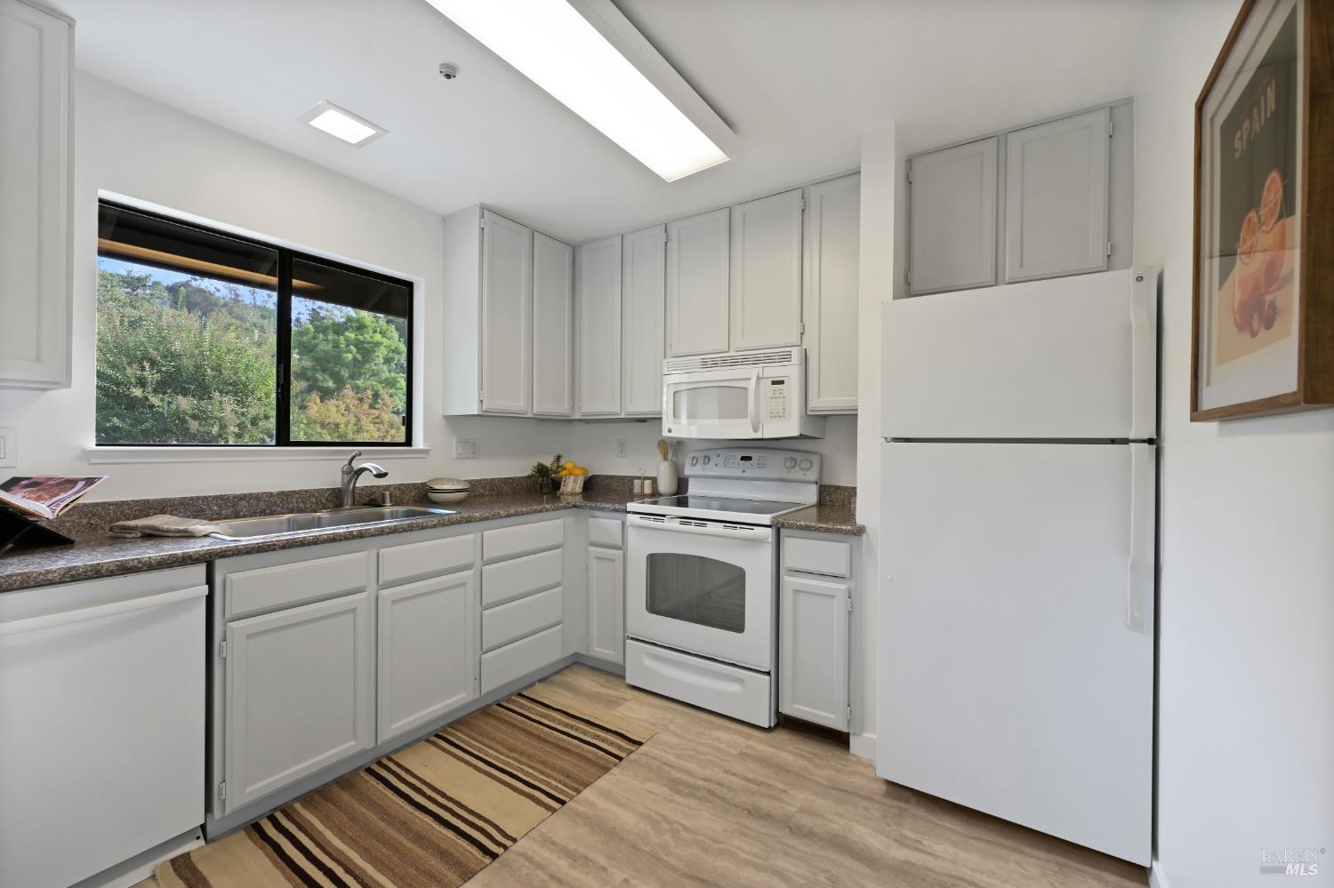 Detail Gallery Image 4 of 29 For 1 Aspen Ct, San Anselmo,  CA 94960 - 2 Beds | 1/1 Baths