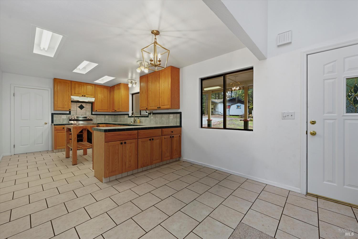 Detail Gallery Image 6 of 26 For 16610 Mountain View Dr, Cobb,  CA 95426 - 3 Beds | 2 Baths