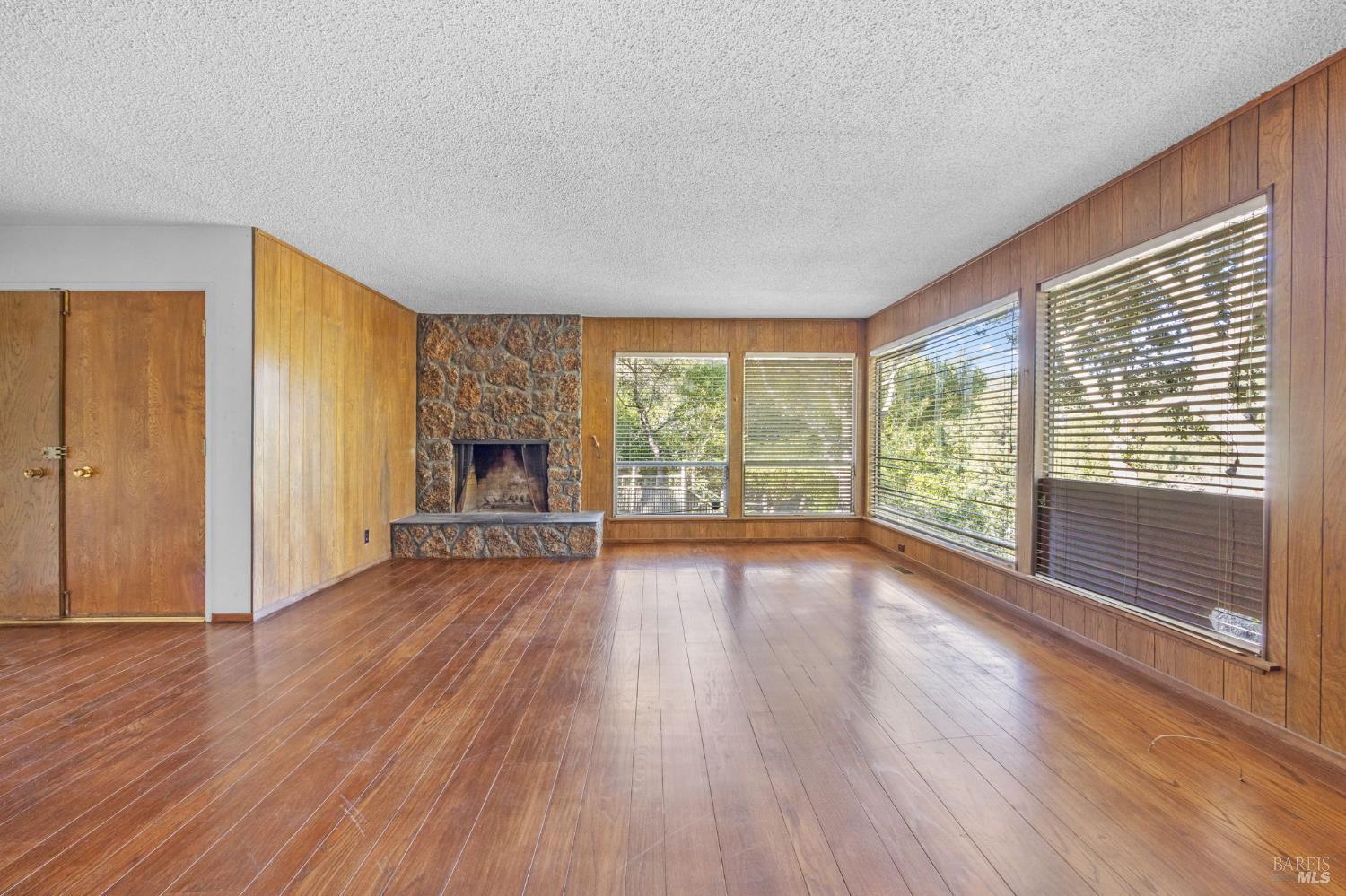 Detail Gallery Image 3 of 47 For 129 Piedmont Ct, Larkspur,  CA 94939 - 3 Beds | 2 Baths