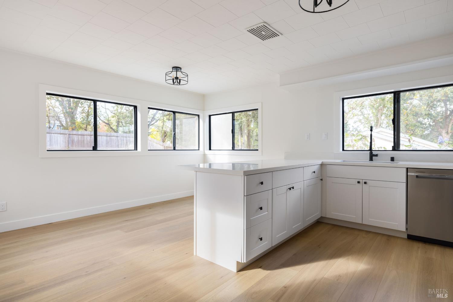 Detail Gallery Image 2 of 21 For 377 Maple Ave, Cotati,  CA 94931 - 4 Beds | 2/1 Baths