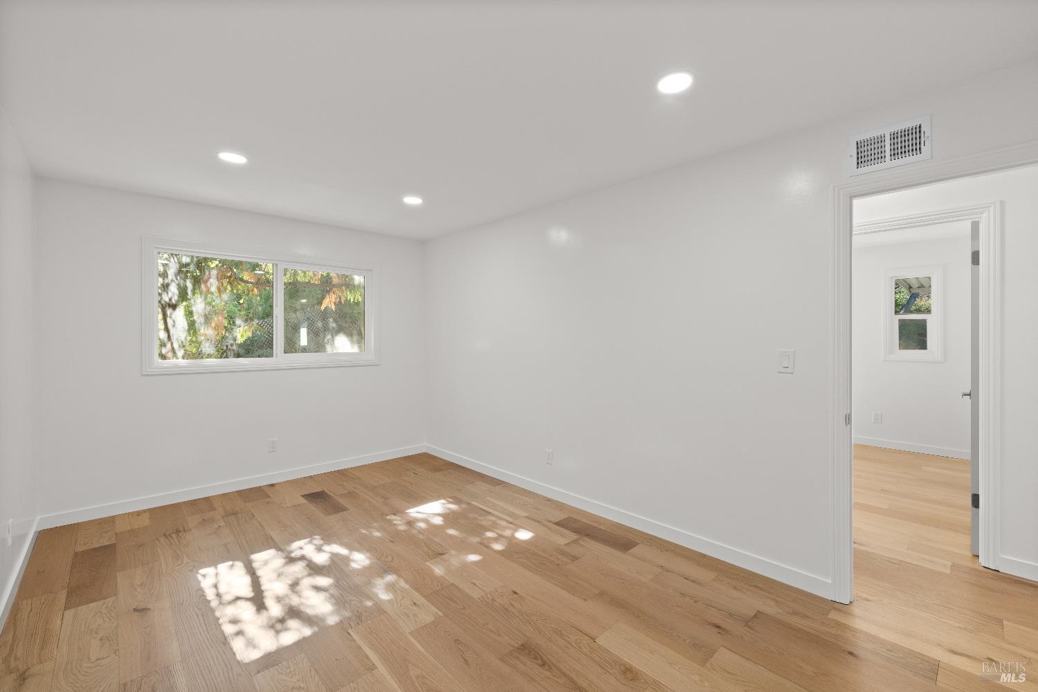 Detail Gallery Image 18 of 52 For 40 Leafwood Cir, San Rafael,  CA 94901 - – Beds | – Baths