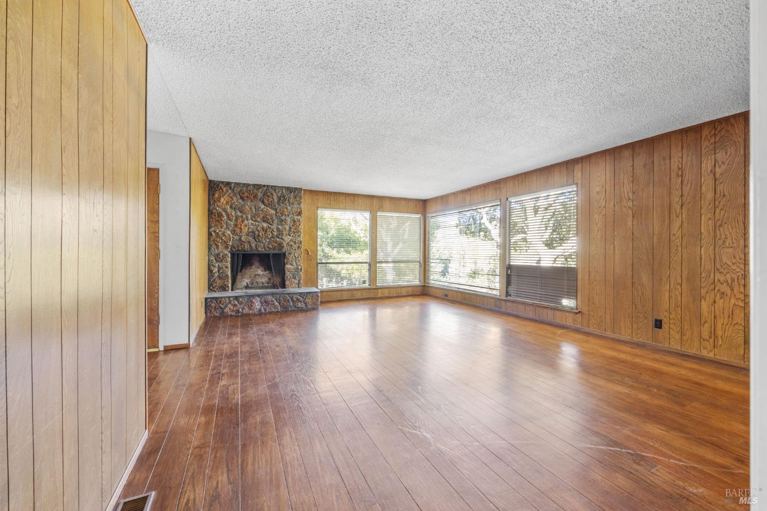 Detail Gallery Image 6 of 47 For 129 Piedmont Ct, Larkspur,  CA 94939 - 3 Beds | 2 Baths