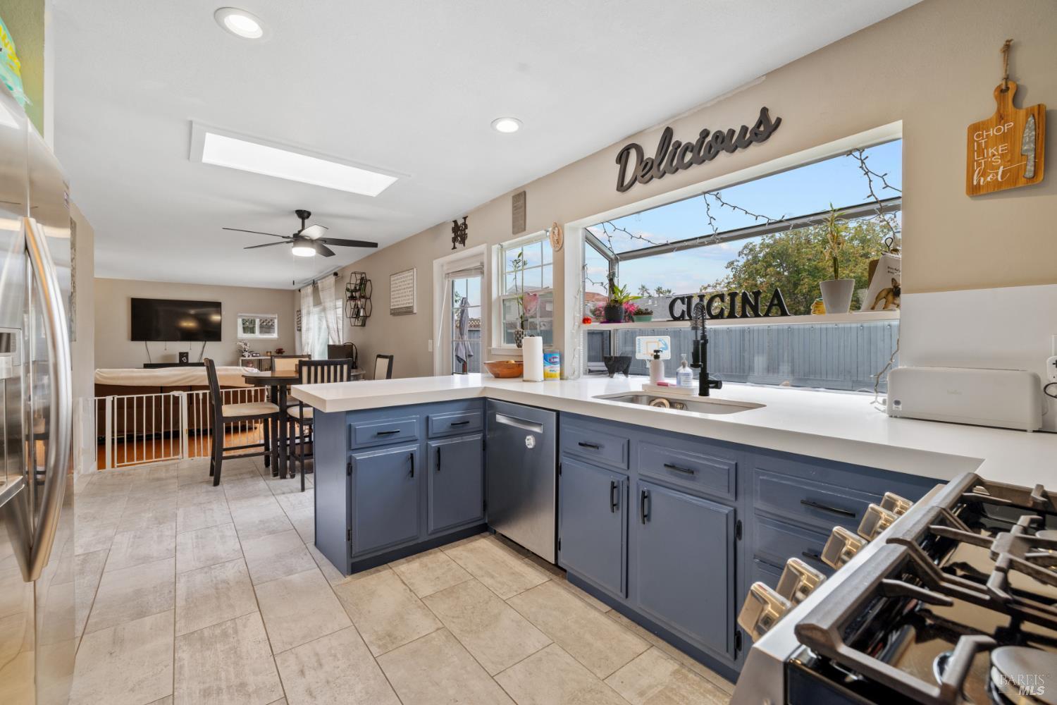 Detail Gallery Image 13 of 48 For 831 Wood Ln, Petaluma,  CA 94954 - 4 Beds | 3 Baths