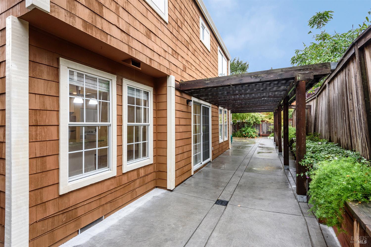 Detail Gallery Image 25 of 38 For 2647 Lago Oaks Dr, Santa Rosa,  CA 95405 - 4 Beds | 2/1 Baths