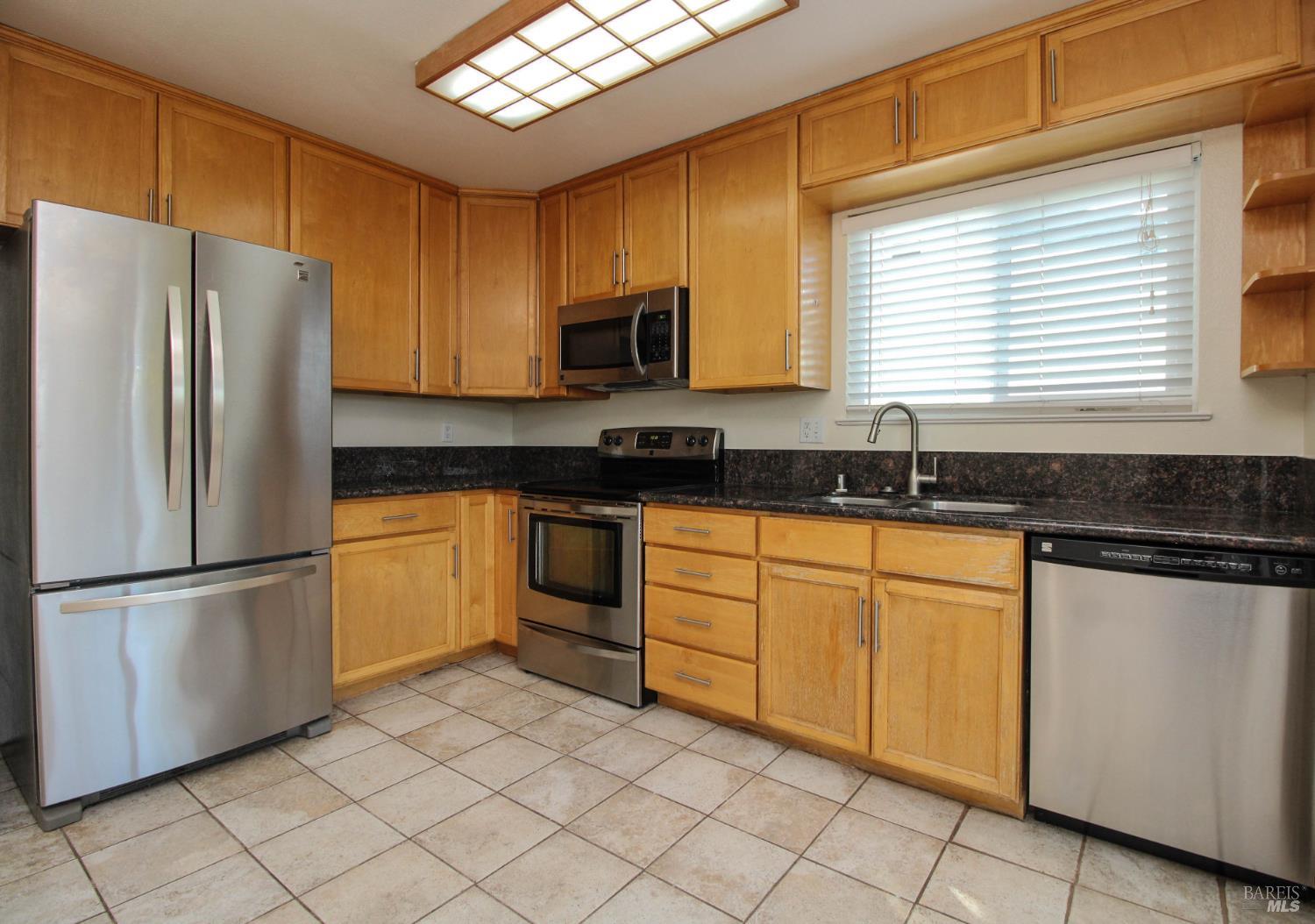 Detail Gallery Image 6 of 21 For 357 Colonial Cir, Vacaville,  CA 95687 - 2 Beds | 1 Baths