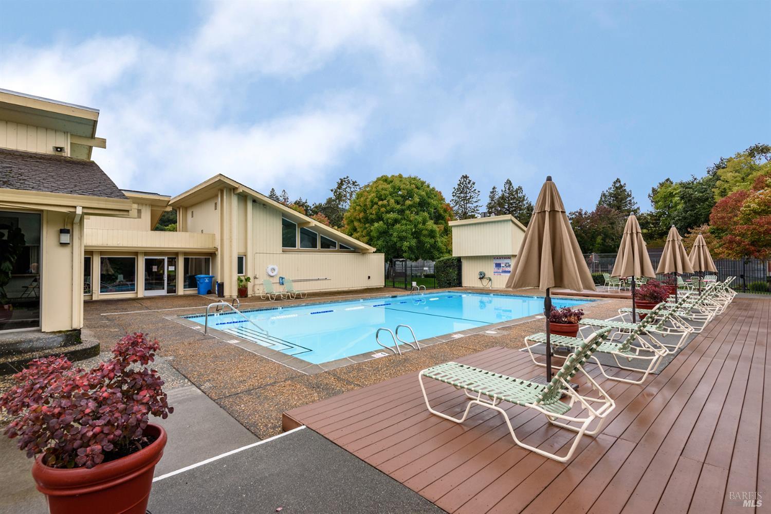 Detail Gallery Image 32 of 38 For 2647 Lago Oaks Dr, Santa Rosa,  CA 95405 - 4 Beds | 2/1 Baths