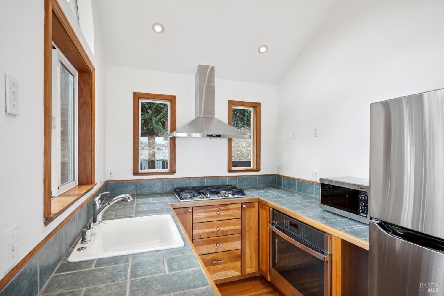 Detail Gallery Image 11 of 27 For 177 Oak Dr, San Rafael,  CA 94901 - 1 Beds | 1 Baths