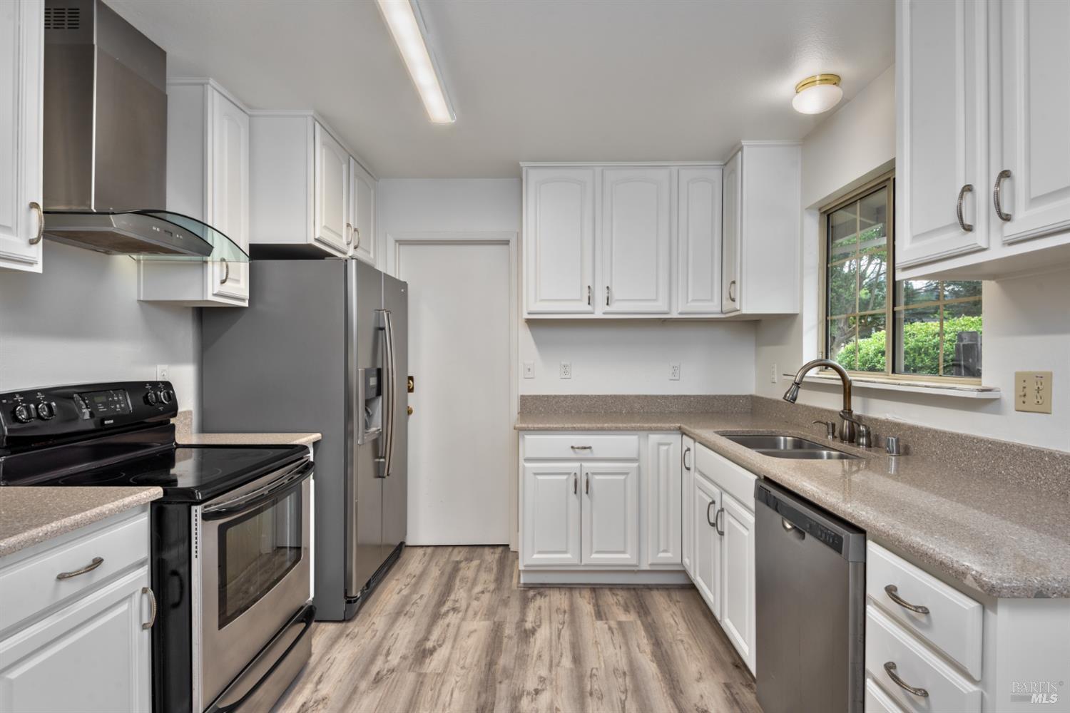 Detail Gallery Image 8 of 37 For 2158 Rivera Dr, Santa Rosa,  CA 95409 - 3 Beds | 2 Baths