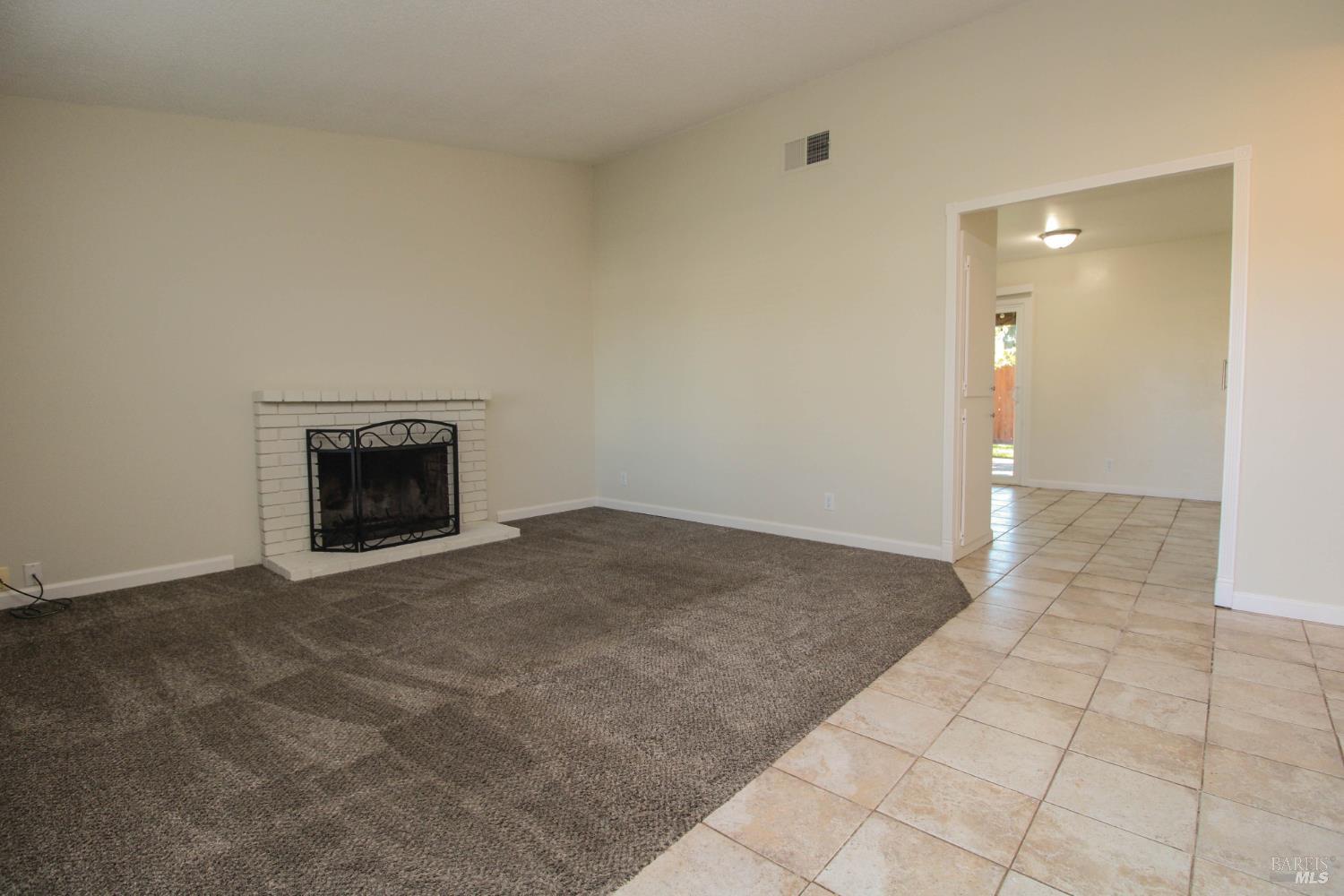 Detail Gallery Image 4 of 21 For 357 Colonial Cir, Vacaville,  CA 95687 - 2 Beds | 1 Baths