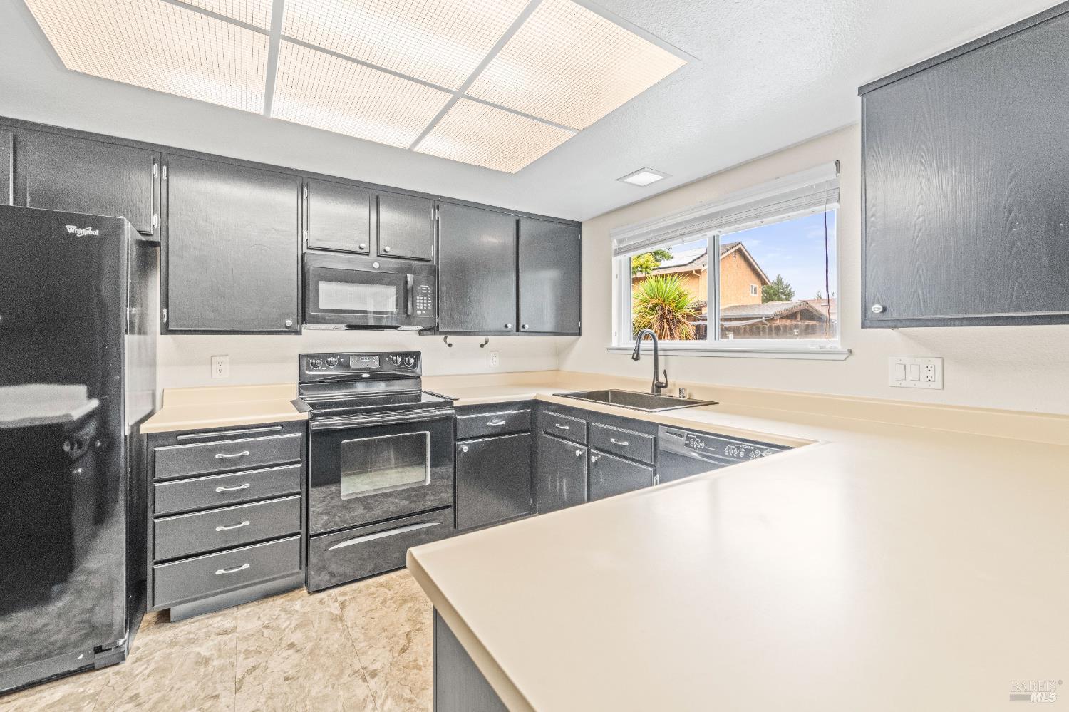 Detail Gallery Image 11 of 39 For 790 Arbor Oaks Dr, Vacaville,  CA 95687 - 4 Beds | 2 Baths