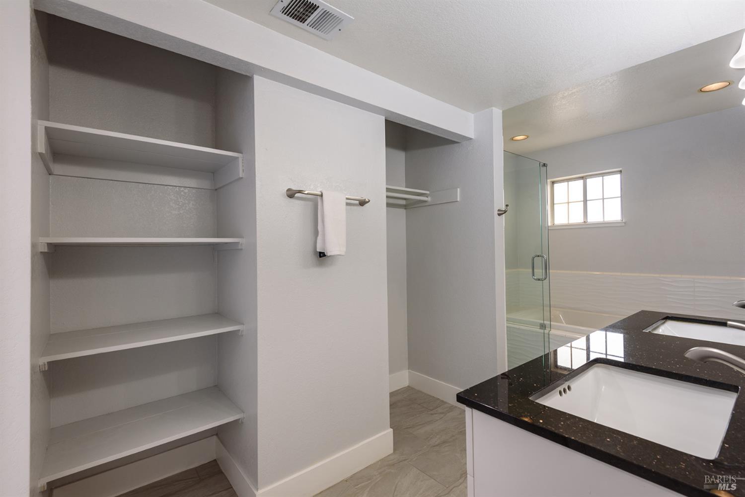 Detail Gallery Image 13 of 38 For 2647 Lago Oaks Dr, Santa Rosa,  CA 95405 - 4 Beds | 2/1 Baths