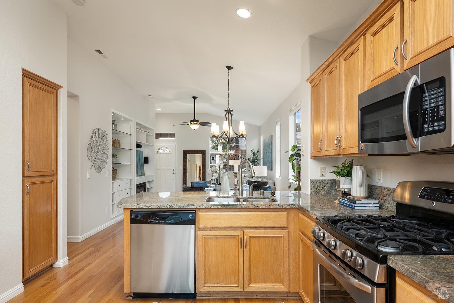 Detail Gallery Image 14 of 34 For 2599 Silver Spur Dr, Santa Rosa,  CA 95407 - 3 Beds | 2 Baths