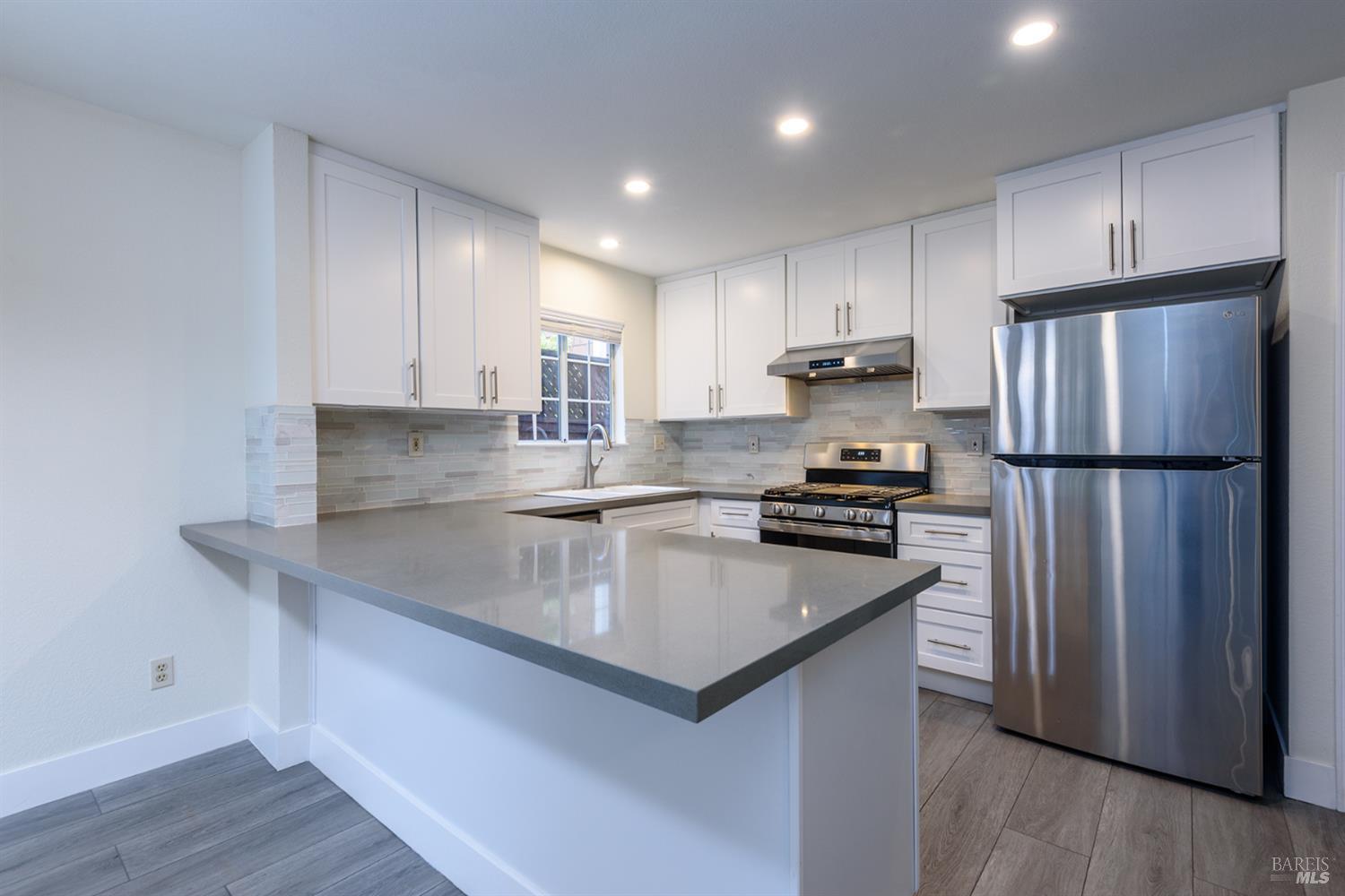 Detail Gallery Image 5 of 38 For 2647 Lago Oaks Dr, Santa Rosa,  CA 95405 - 4 Beds | 2/1 Baths