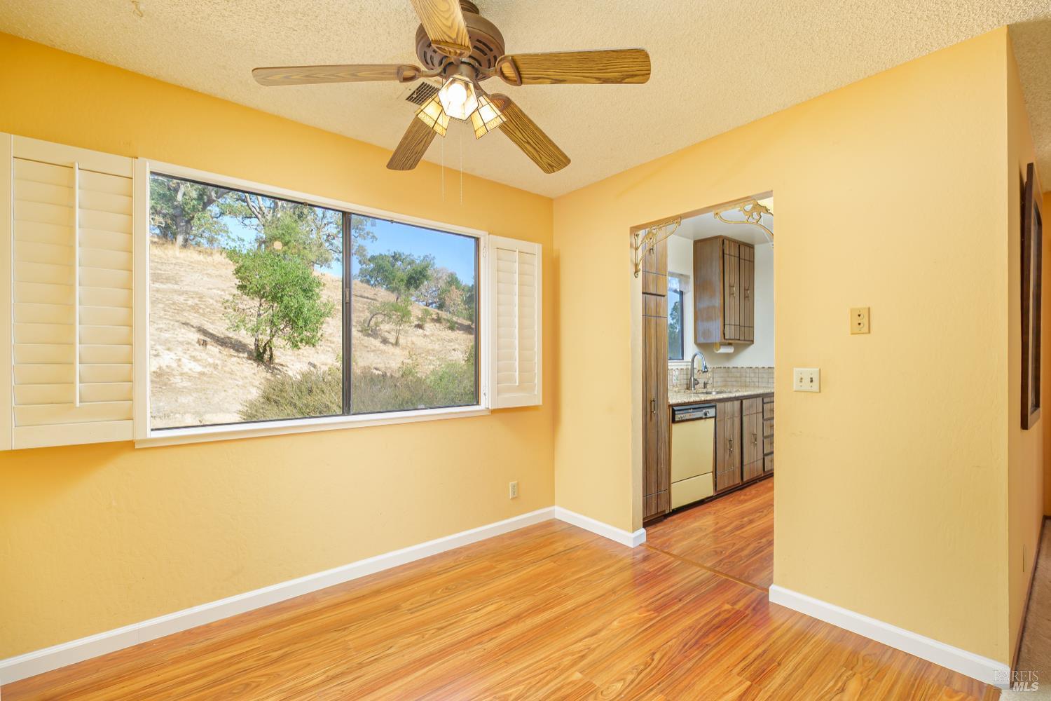 Detail Gallery Image 6 of 21 For 306 Silvio Ln, Novato,  CA 94947 - 2 Beds | 1 Baths