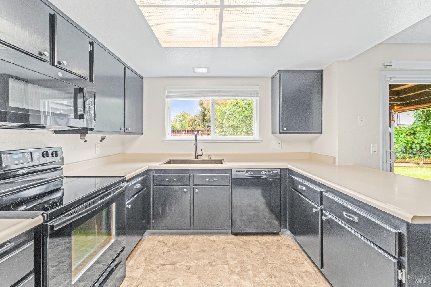 Detail Gallery Image 10 of 39 For 790 Arbor Oaks Dr, Vacaville,  CA 95687 - 4 Beds | 2 Baths