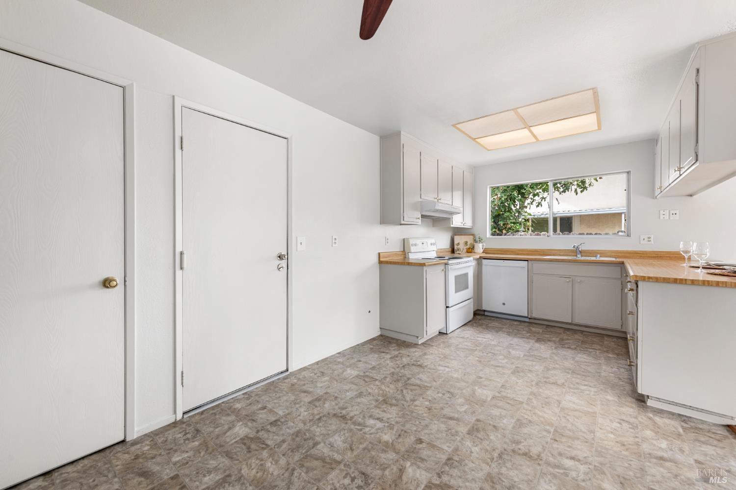 Detail Gallery Image 26 of 44 For 190 Fairview Dr, Vacaville,  CA 95687 - 4 Beds | 2 Baths