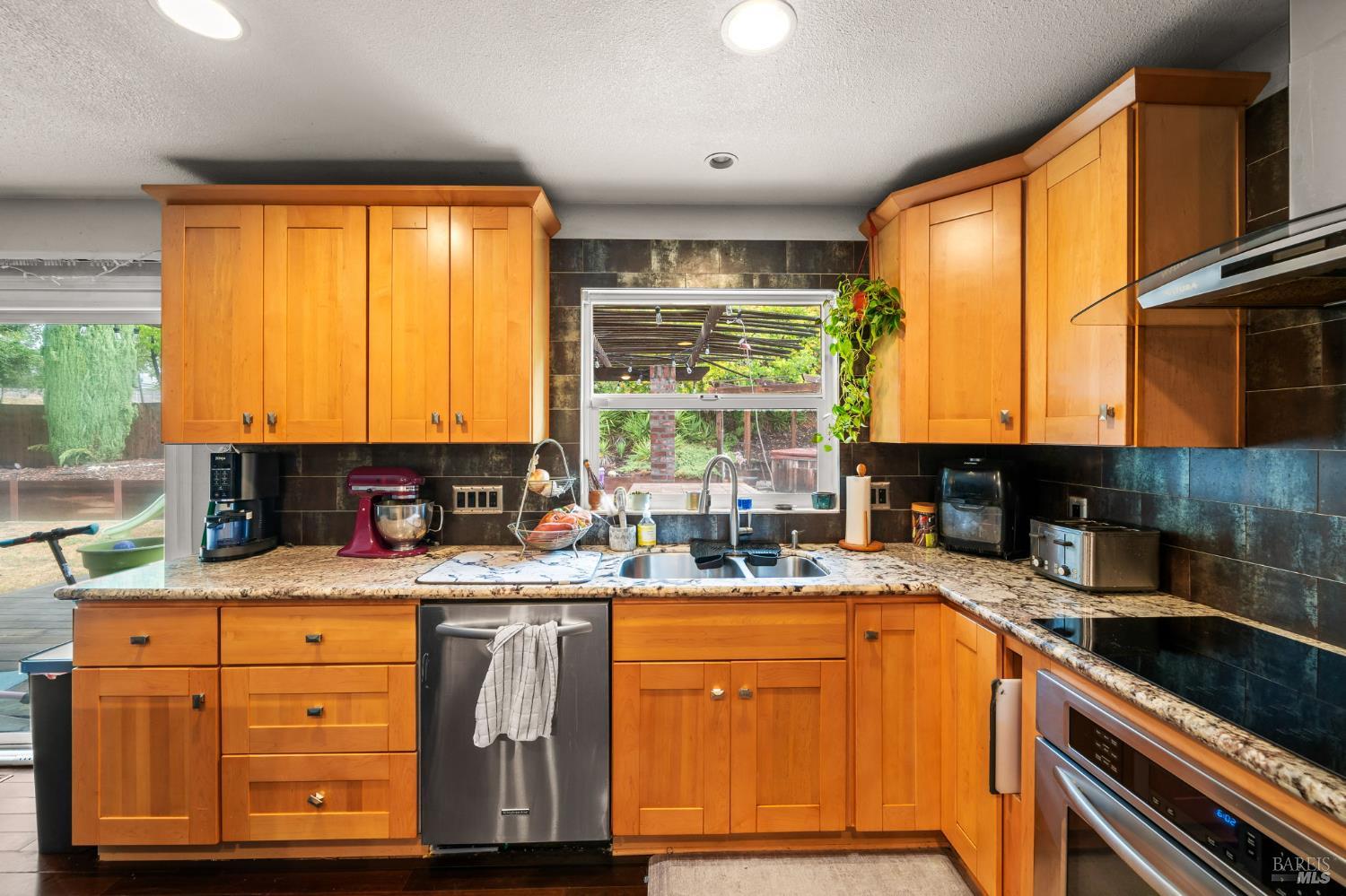 Detail Gallery Image 16 of 36 For 506 Midway Ct, Martinez,  CA 94553 - 3 Beds | 2 Baths