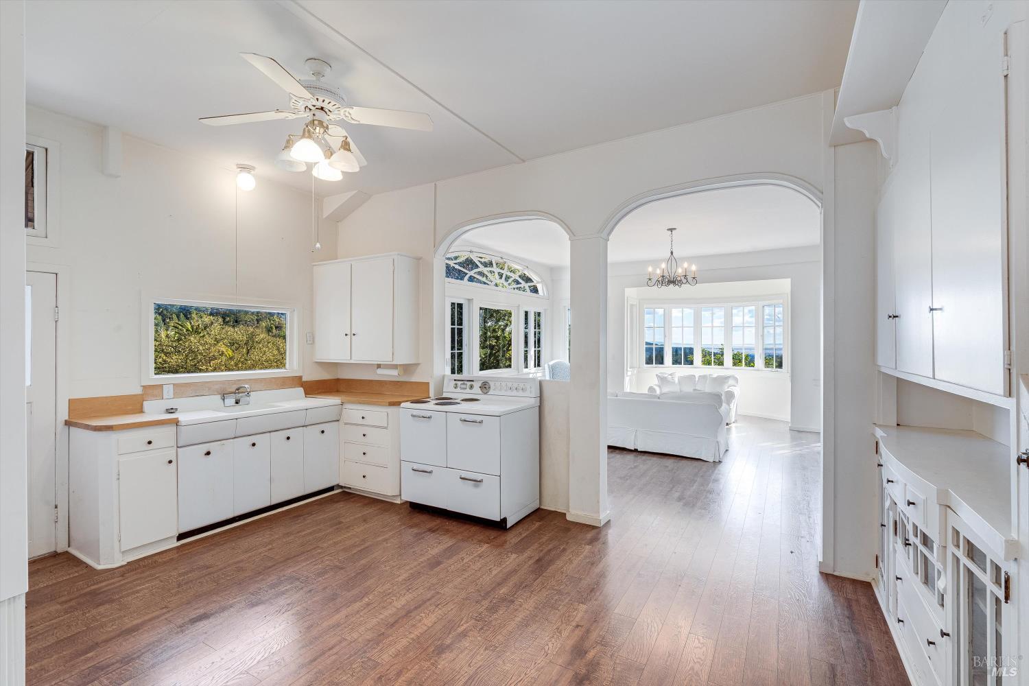 Detail Gallery Image 7 of 42 For 3200 Castle Rd, Sonoma,  CA 95476 - 6 Beds | 4 Baths