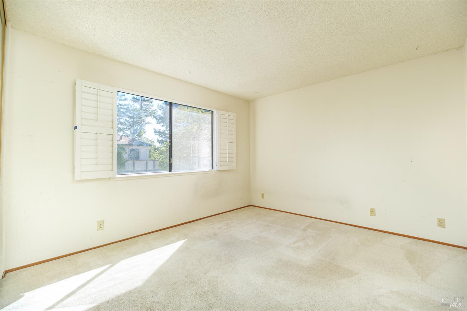 Detail Gallery Image 12 of 21 For 306 Silvio Ln, Novato,  CA 94947 - 2 Beds | 1 Baths