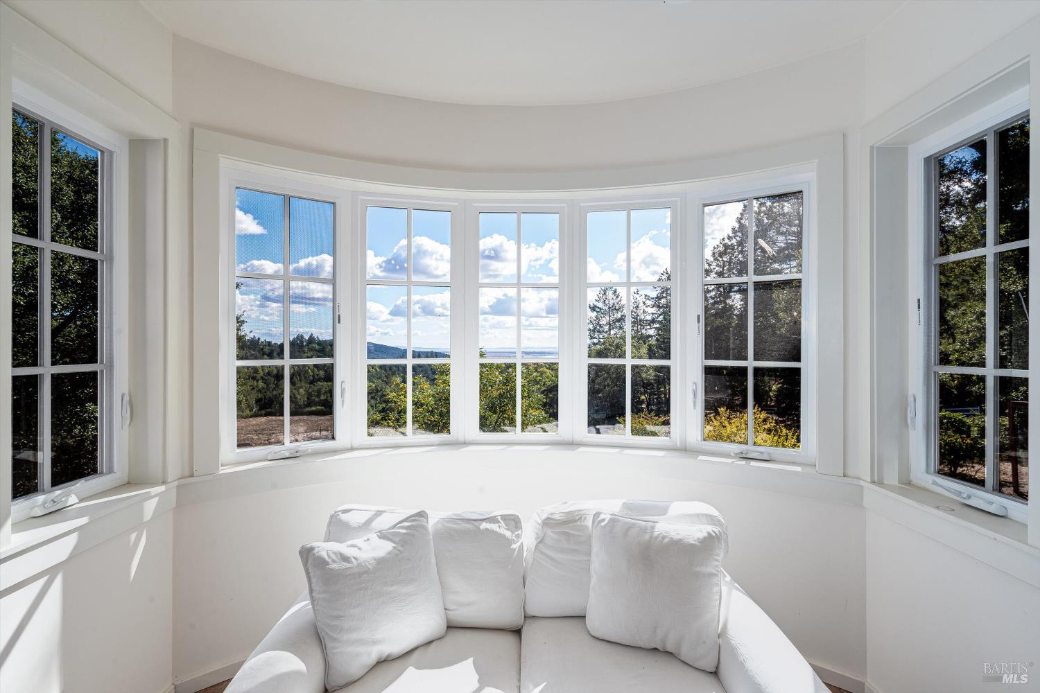 Detail Gallery Image 10 of 42 For 3200 Castle Rd, Sonoma,  CA 95476 - 6 Beds | 4 Baths