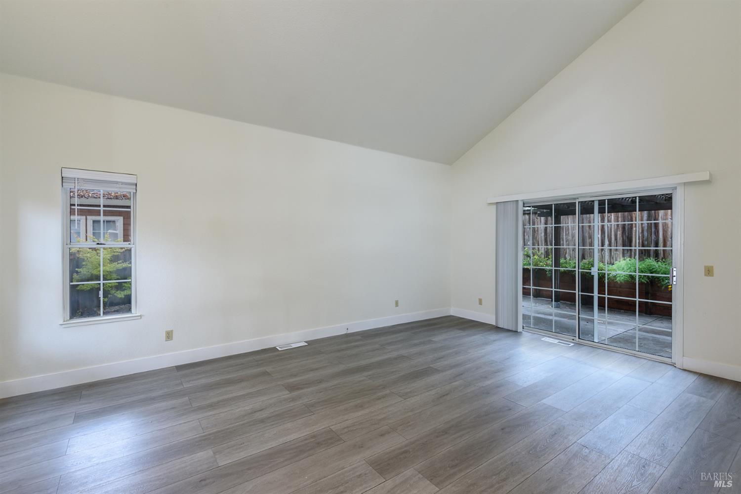 Detail Gallery Image 7 of 38 For 2647 Lago Oaks Dr, Santa Rosa,  CA 95405 - 4 Beds | 2/1 Baths