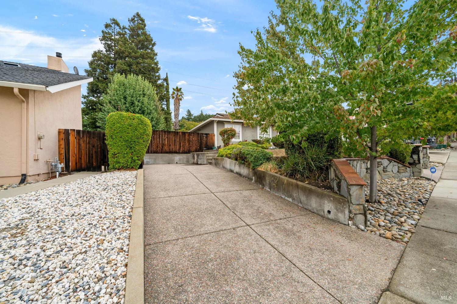 Detail Gallery Image 3 of 36 For 506 Midway Ct, Martinez,  CA 94553 - 3 Beds | 2 Baths