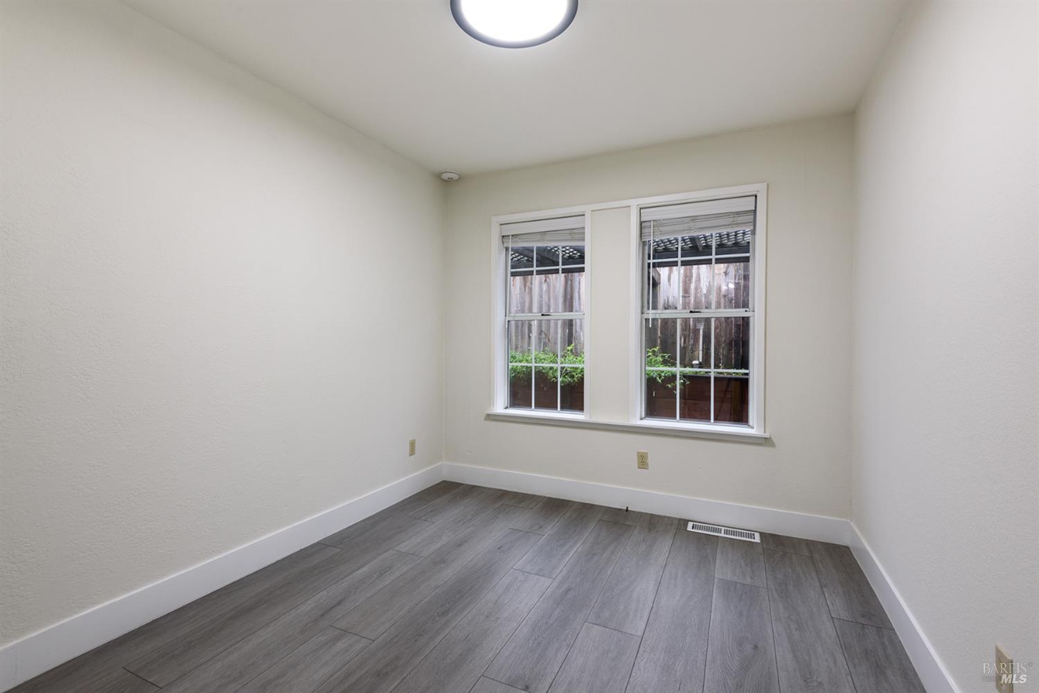 Detail Gallery Image 9 of 38 For 2647 Lago Oaks Dr, Santa Rosa,  CA 95405 - 4 Beds | 2/1 Baths