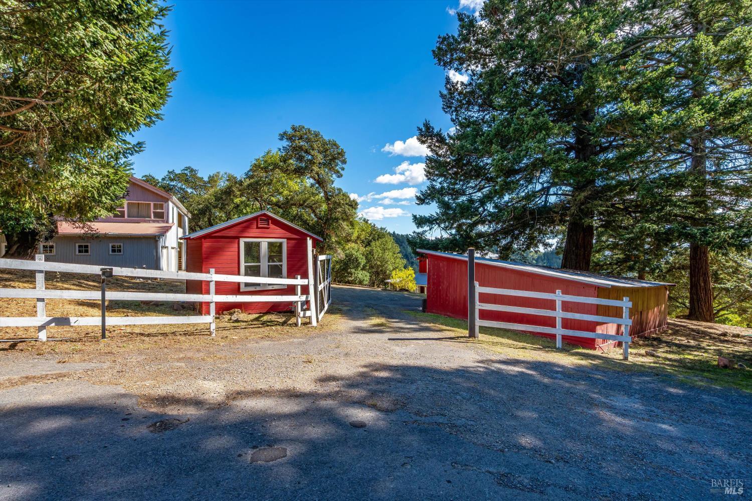 Detail Gallery Image 3 of 42 For 3200 Castle Rd, Sonoma,  CA 95476 - 6 Beds | 4 Baths