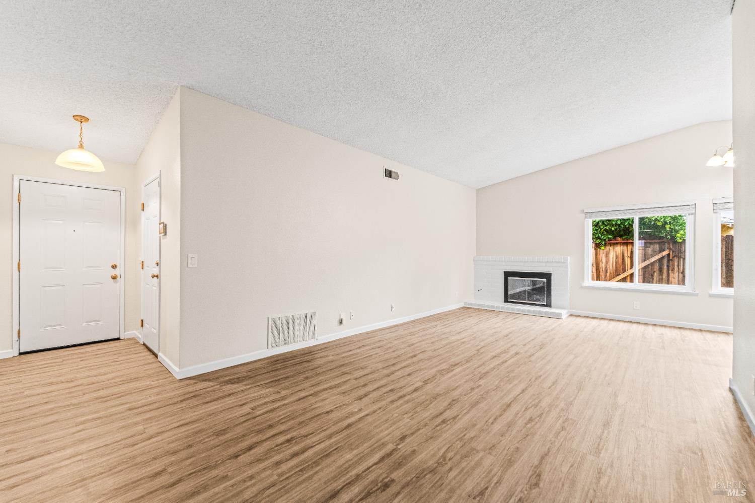 Detail Gallery Image 3 of 39 For 790 Arbor Oaks Dr, Vacaville,  CA 95687 - 4 Beds | 2 Baths