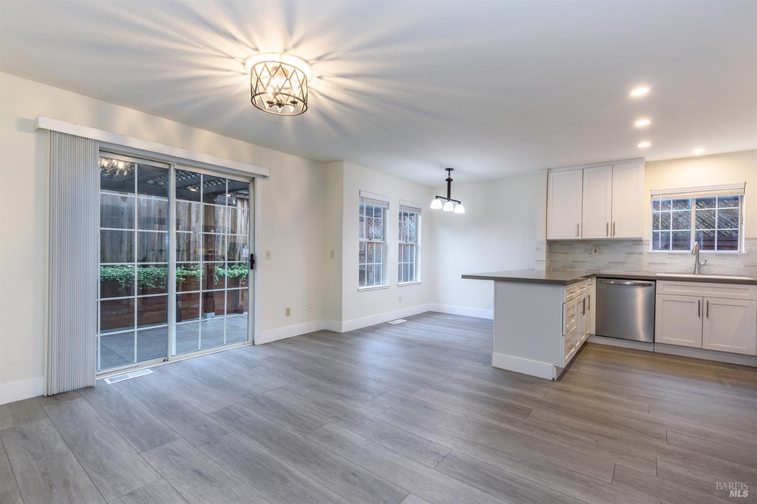 Detail Gallery Image 3 of 38 For 2647 Lago Oaks Dr, Santa Rosa,  CA 95405 - 4 Beds | 2/1 Baths