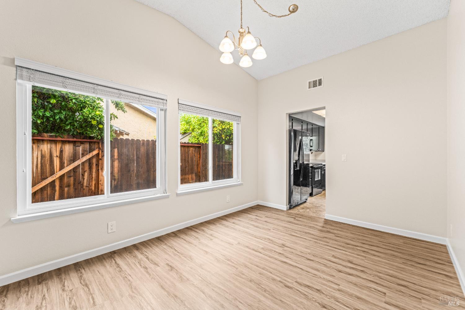 Detail Gallery Image 8 of 39 For 790 Arbor Oaks Dr, Vacaville,  CA 95687 - 4 Beds | 2 Baths