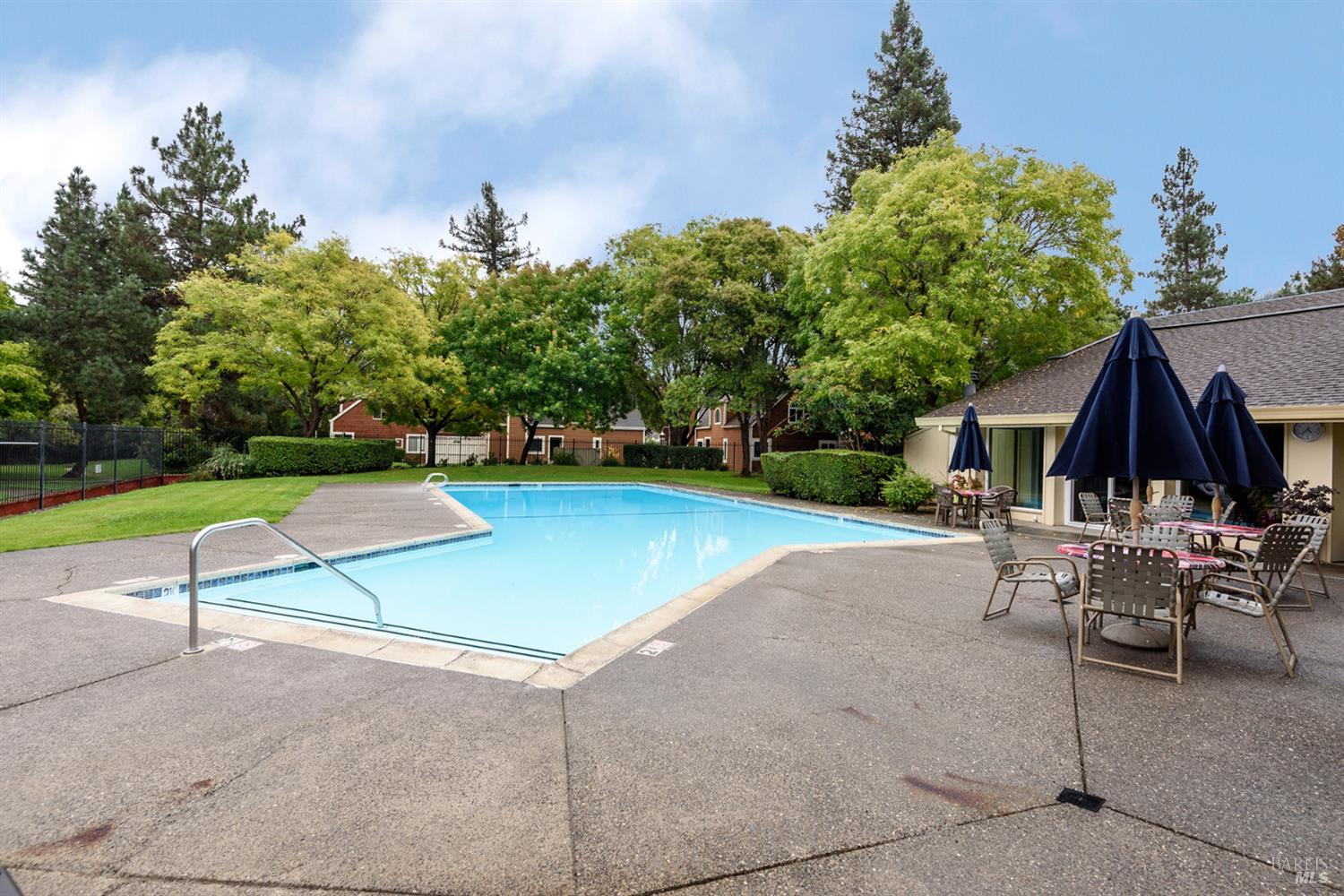 Detail Gallery Image 30 of 38 For 2647 Lago Oaks Dr, Santa Rosa,  CA 95405 - 4 Beds | 2/1 Baths