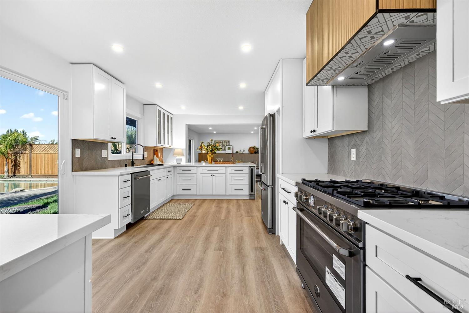 Detail Gallery Image 19 of 67 For 690 Holly Ave, Rohnert Park,  CA 94928 - 5 Beds | 3 Baths