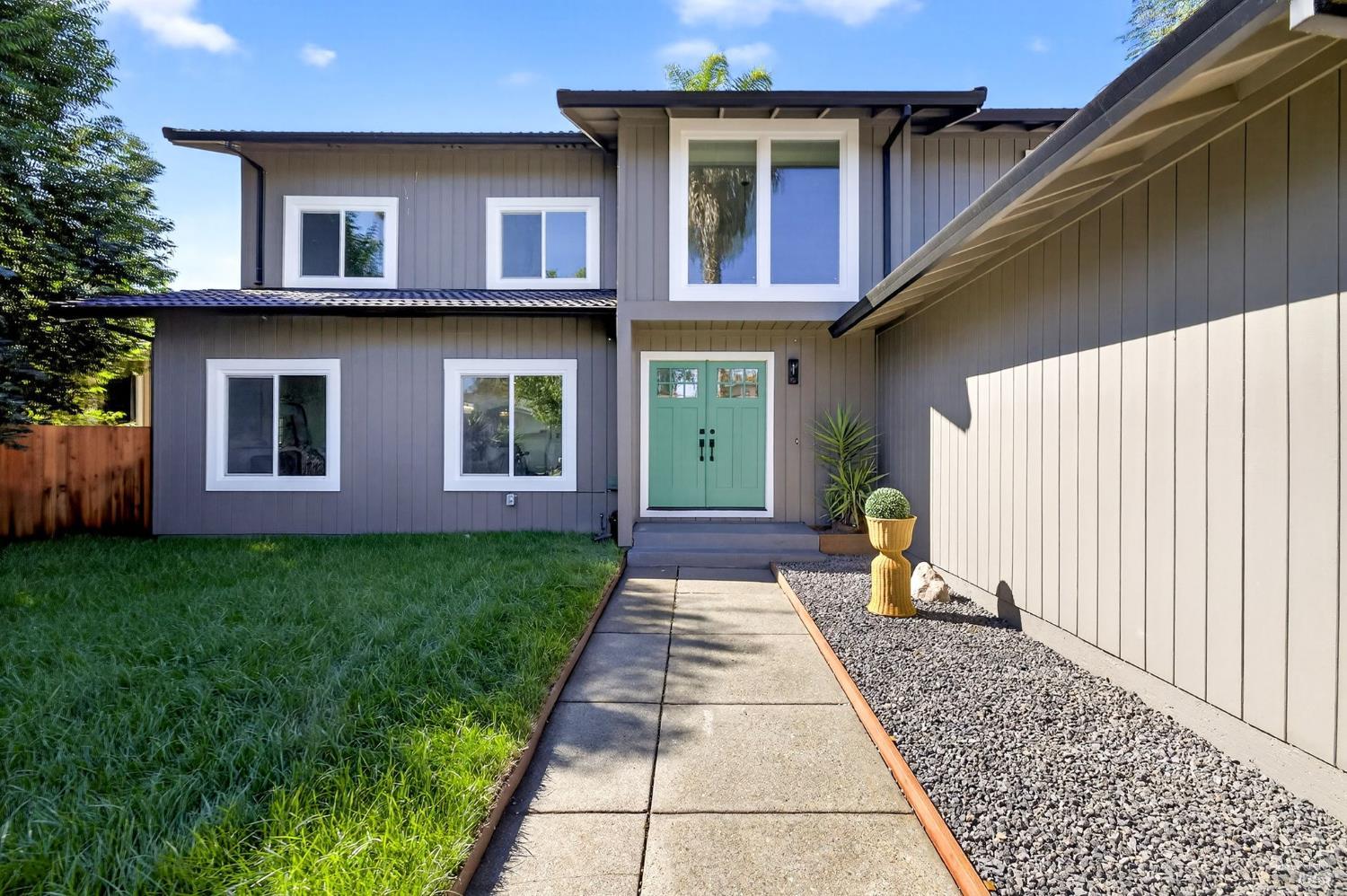 Detail Gallery Image 3 of 67 For 690 Holly Ave, Rohnert Park,  CA 94928 - 5 Beds | 3 Baths