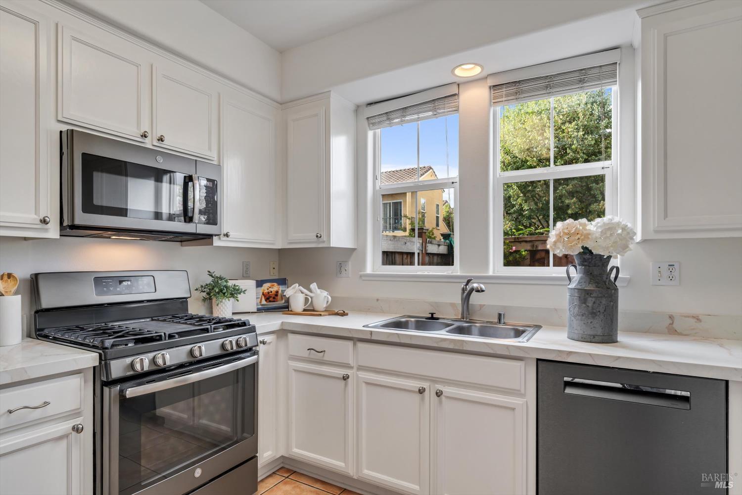 Detail Gallery Image 14 of 38 For 63 Gann Way, Novato,  CA 94949 - 2 Beds | 2/1 Baths