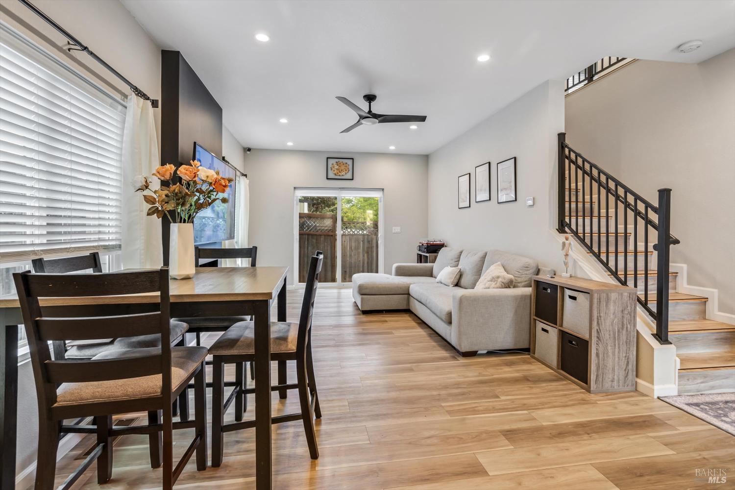 Detail Gallery Image 3 of 24 For 2213 Tapian Way, Santa Rosa,  CA 95403 - 3 Beds | 2/1 Baths