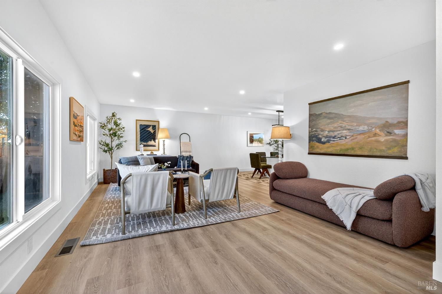 Detail Gallery Image 5 of 67 For 690 Holly Ave, Rohnert Park,  CA 94928 - 5 Beds | 3 Baths