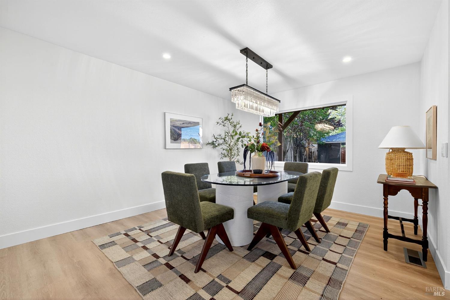 Detail Gallery Image 15 of 67 For 690 Holly Ave, Rohnert Park,  CA 94928 - 5 Beds | 3 Baths