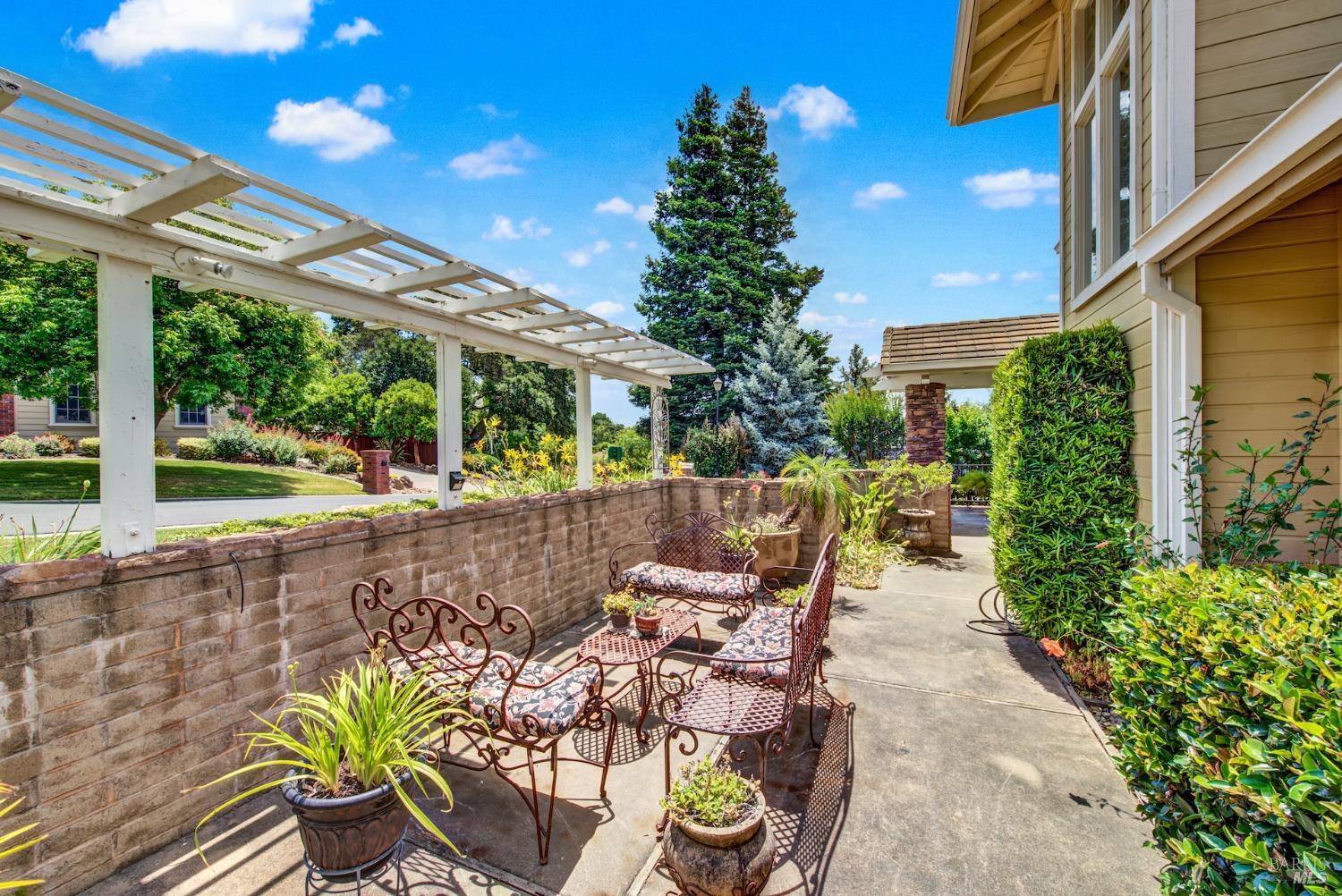 Detail Gallery Image 13 of 99 For 1009 Cypressridge Pl, Fairfield,  CA 94534 - 5 Beds | 4/1 Baths