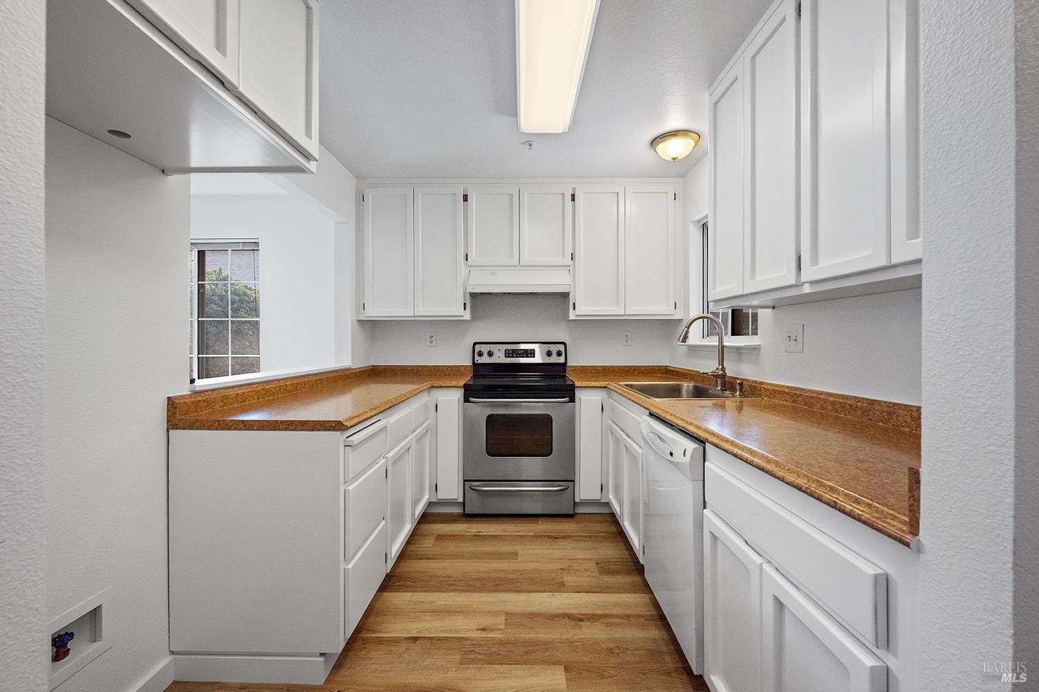 Detail Gallery Image 31 of 43 For 431 University St, Healdsburg,  CA 95448 - 4 Beds | 3 Baths